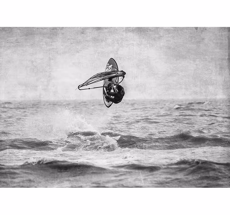 Šedá fototapeta windsurf v černobílé - TenStickers