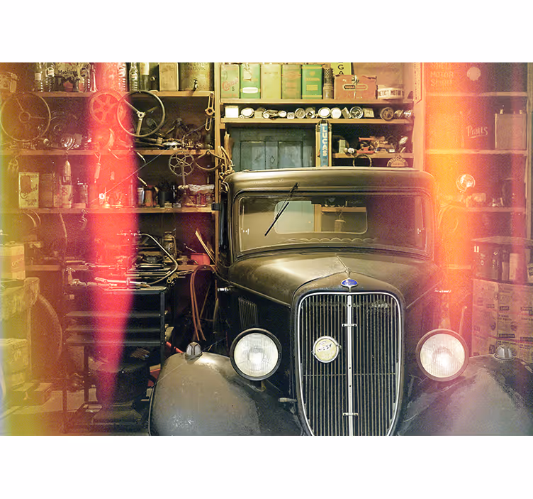 Fototapeta vintage vehicle v garáži auta - TenStickers