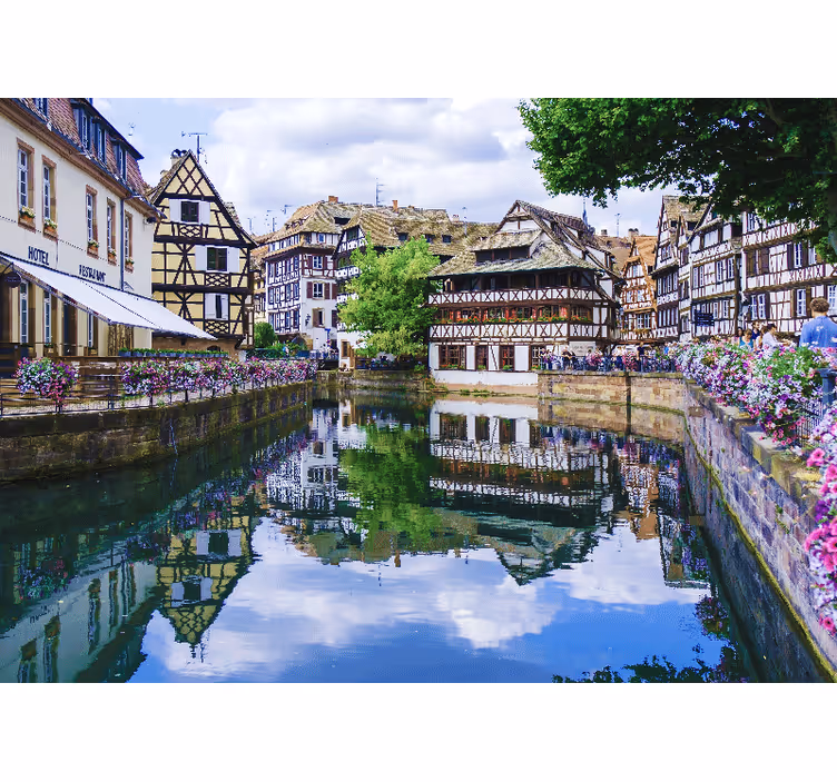 Okouzlující vesnička u řeky Fototapeta pro město a zemi - TenStickers