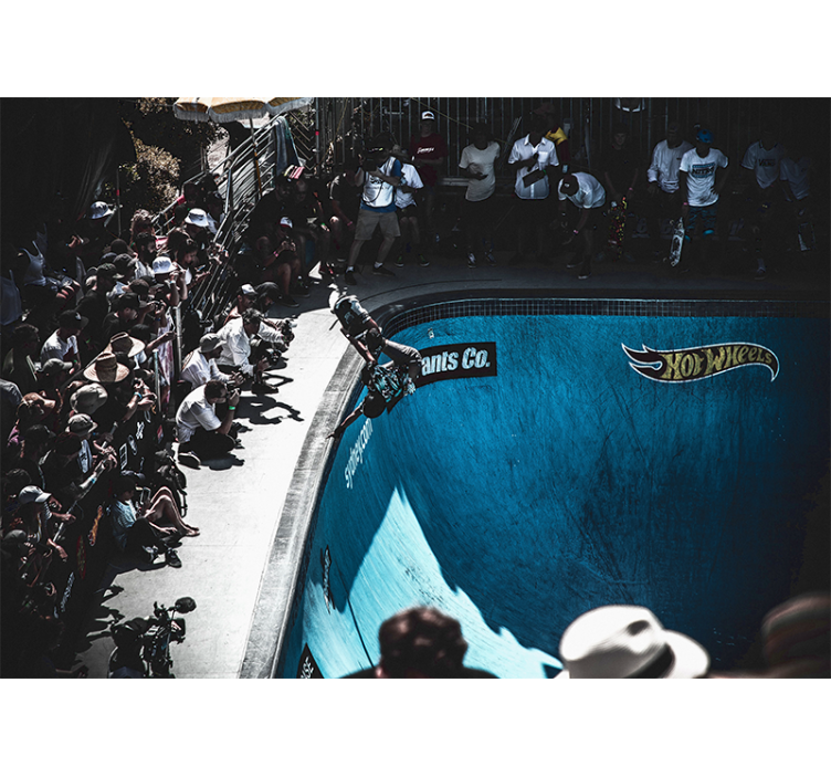 Skateboardista předvádí trik Fototapeta vozidel - TenStickers