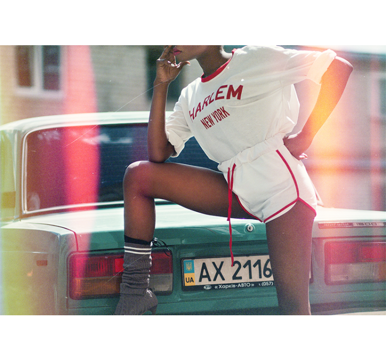 Závodní auto s roztleskávačkou fototapeta - TenStickers