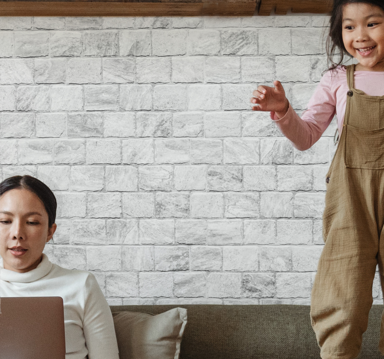 Cihla fototapeta Šťastné dítě si hraje - TenStickers