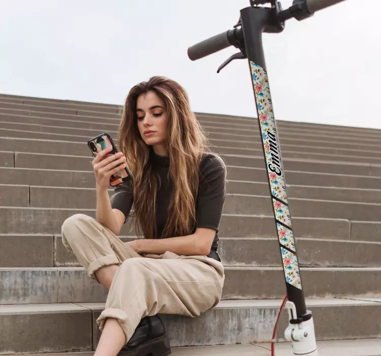 Patinet s květinami jménem nálepka na koloběžku - TenStickers