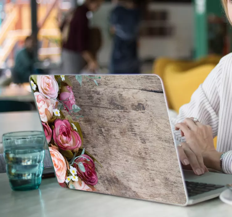 Růže na dřevěné notebooku nálepka - TenStickers